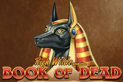 Book of Dead – Anubiskopf mit Nemes-Kopftuch vor Wüstenhimmel, Automat von Play’n GO